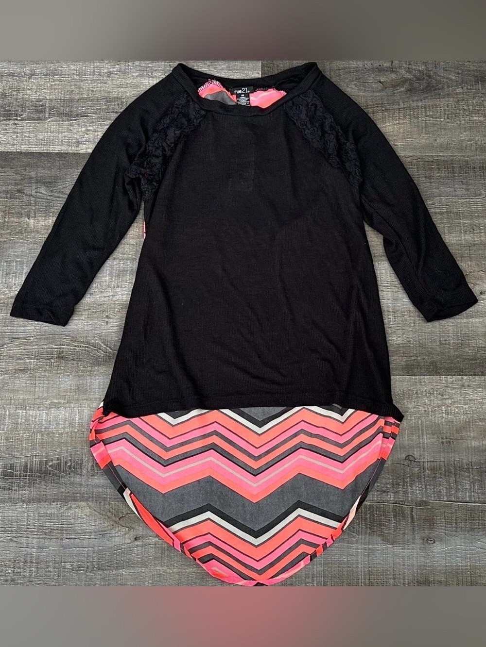 New Women’s Juniors XS Black & Neon Chevron Lace Reglan High/Low Tunic